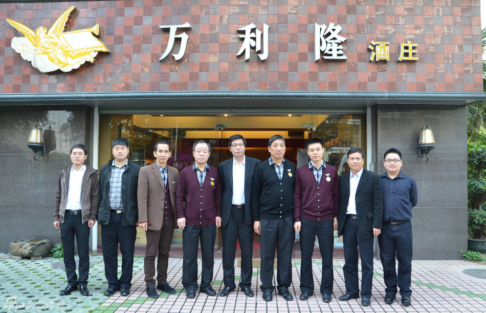 财神杯棋手品美酒,惊险刺激棋乐无穷